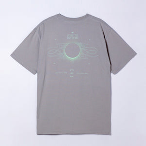 【DUSTCELL】「月の裏」グラフィックTシャツ／LIGHT GRAY／DUSTCELL LIVE 2025「月の裏」